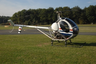  Voo de helicóptero nas montanhas um helicóptero Embrun 